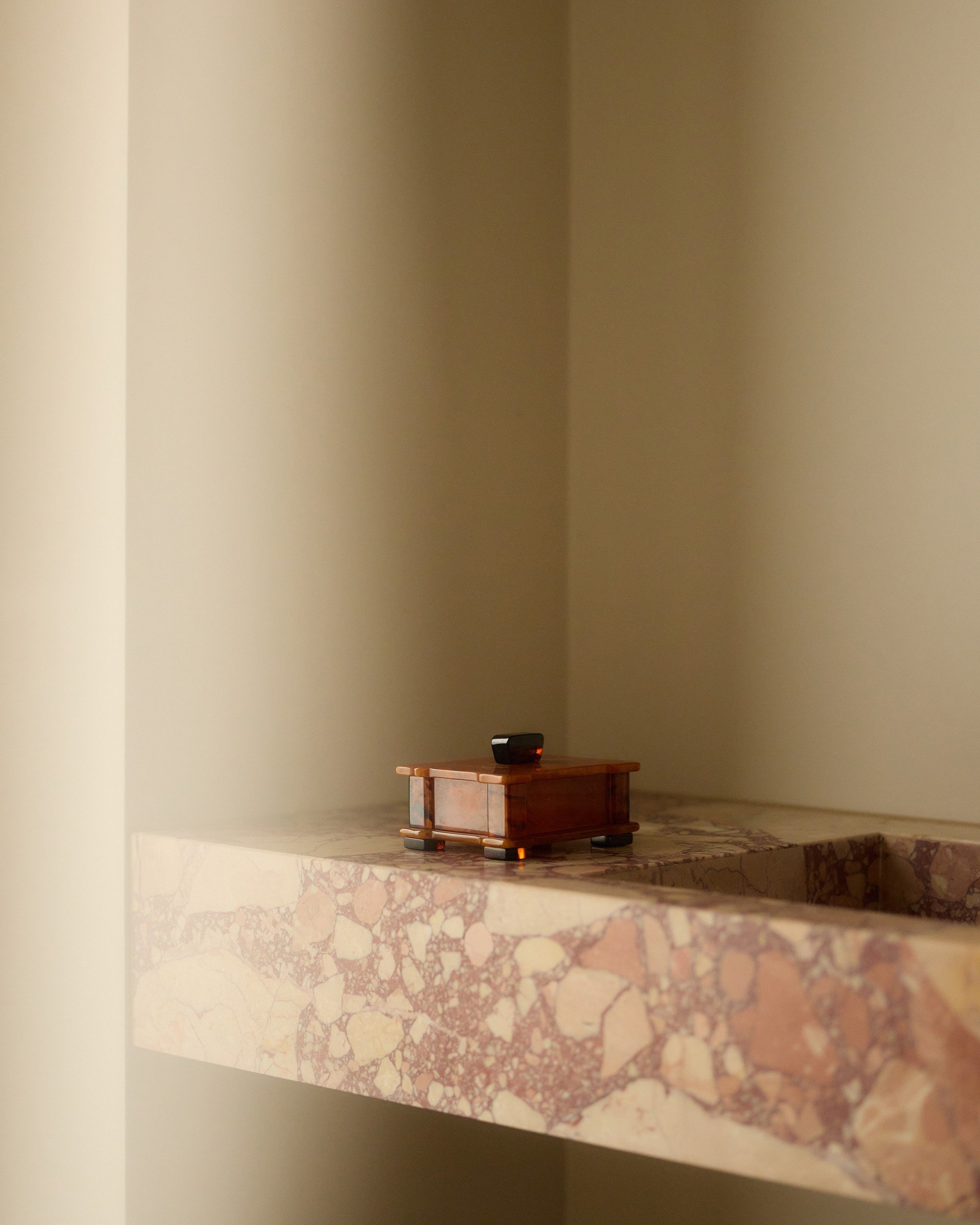 Detail of the veined stone washbasin